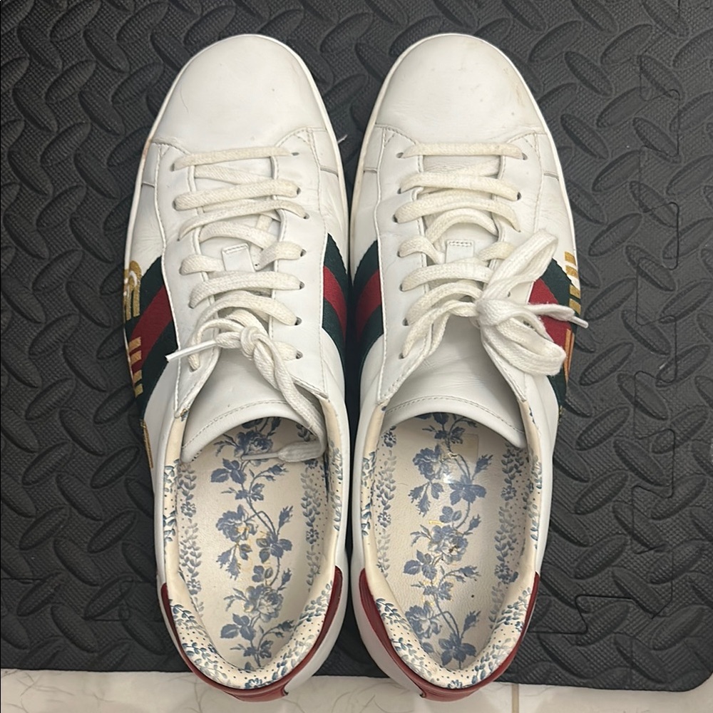 Gucci White and Red Sneakers with Signature Design - Picture 2 of 5